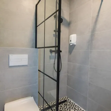 Cool , אכסניה *