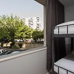Cool , Albergue