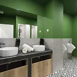 Cool , Albergue