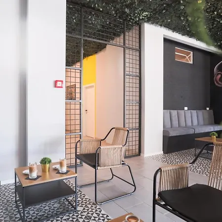 Hostal Cool , *