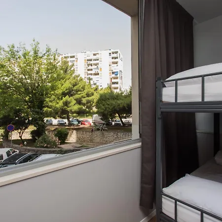 Cool , Hostel